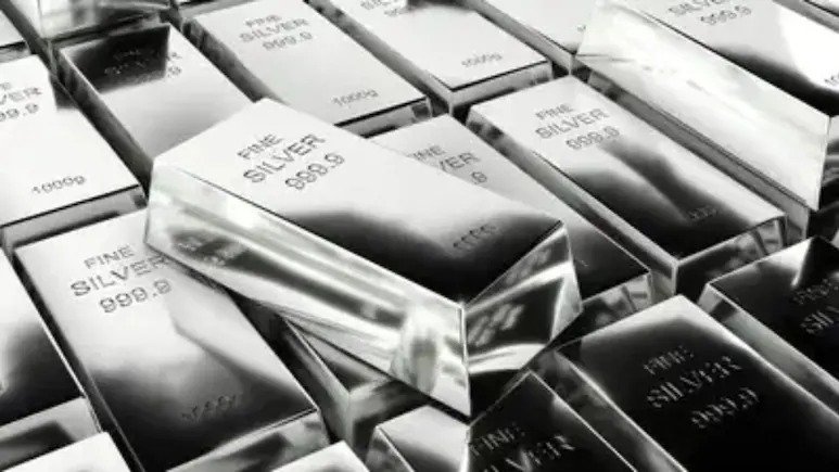 Silver Price Today: चांदीची घोडदौड सुरूच, आणखी एक रेकॉर्ड मोडला; सोन्याच्या दरात कितीने वाढ?